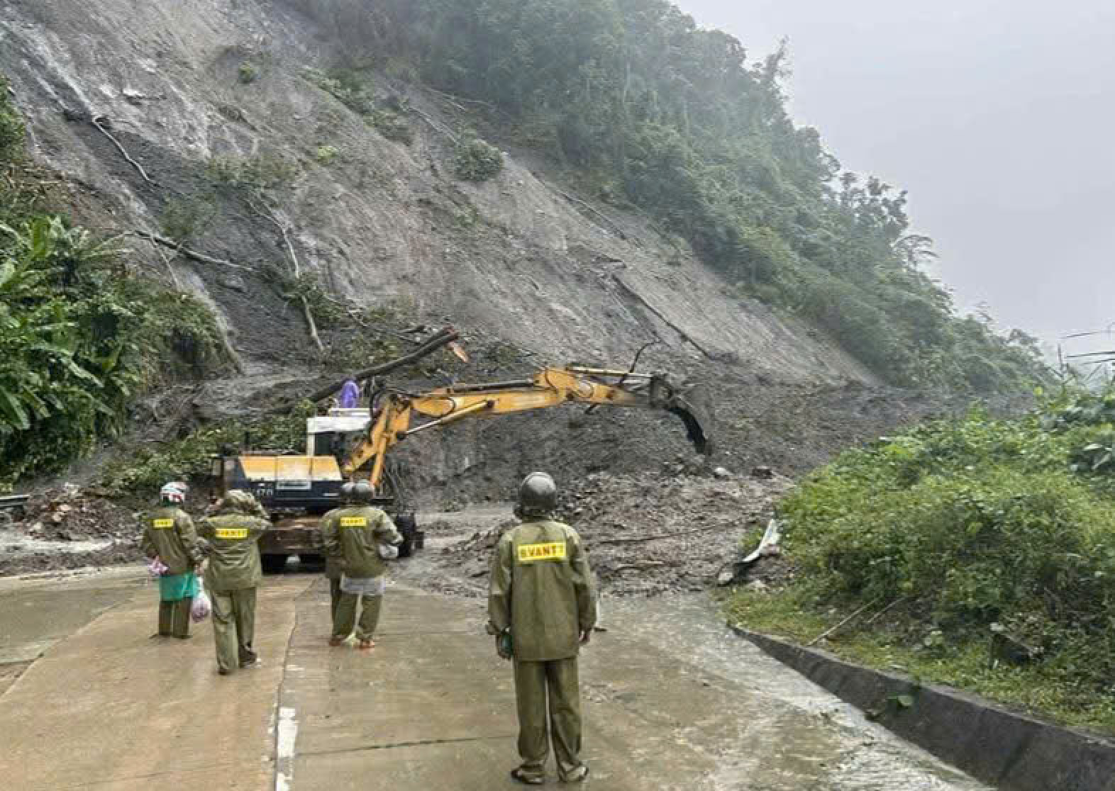 使用无人机将必需品送上罗索山口补给被困司机